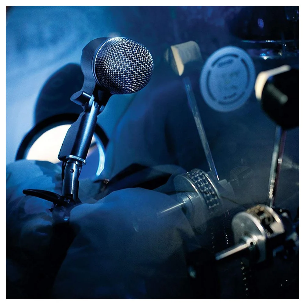 Shure BETA 52A kick davul mikrofonu sahne ışığında
