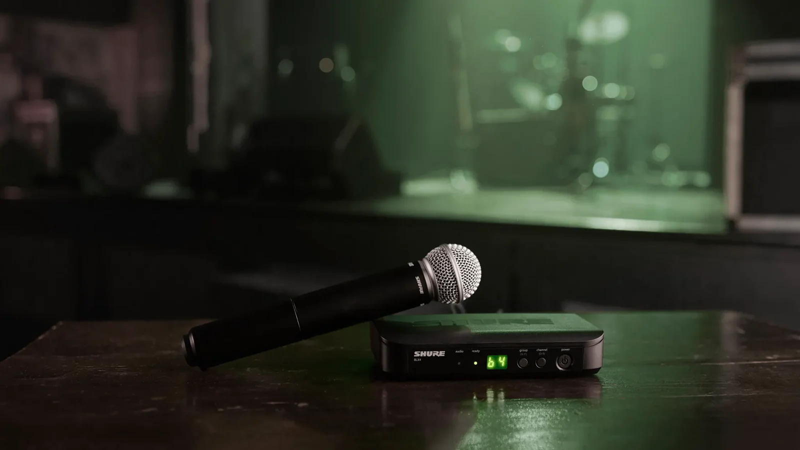 Shure BLX24E/SM58 kablosuz sistem: BLX2/SM58 el vericisi ve BLX4 alıcısı mekânda