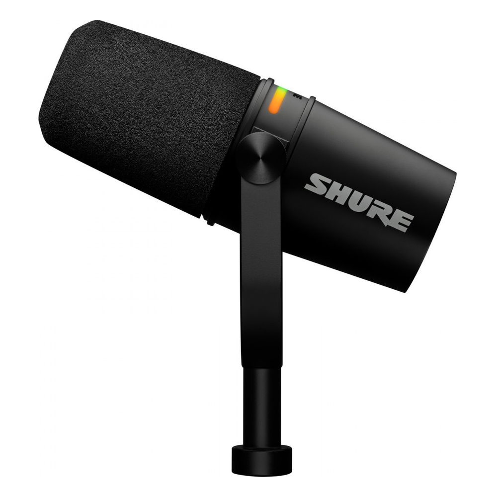 Shure MV7+ podcast mikrofonu stand üzerinde