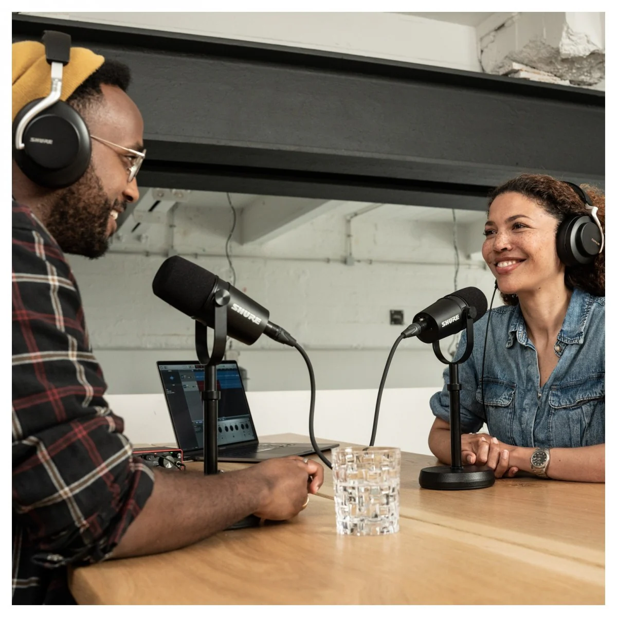 Shure MV7X mikrofonlarıyla iki kişilik podcast kaydı