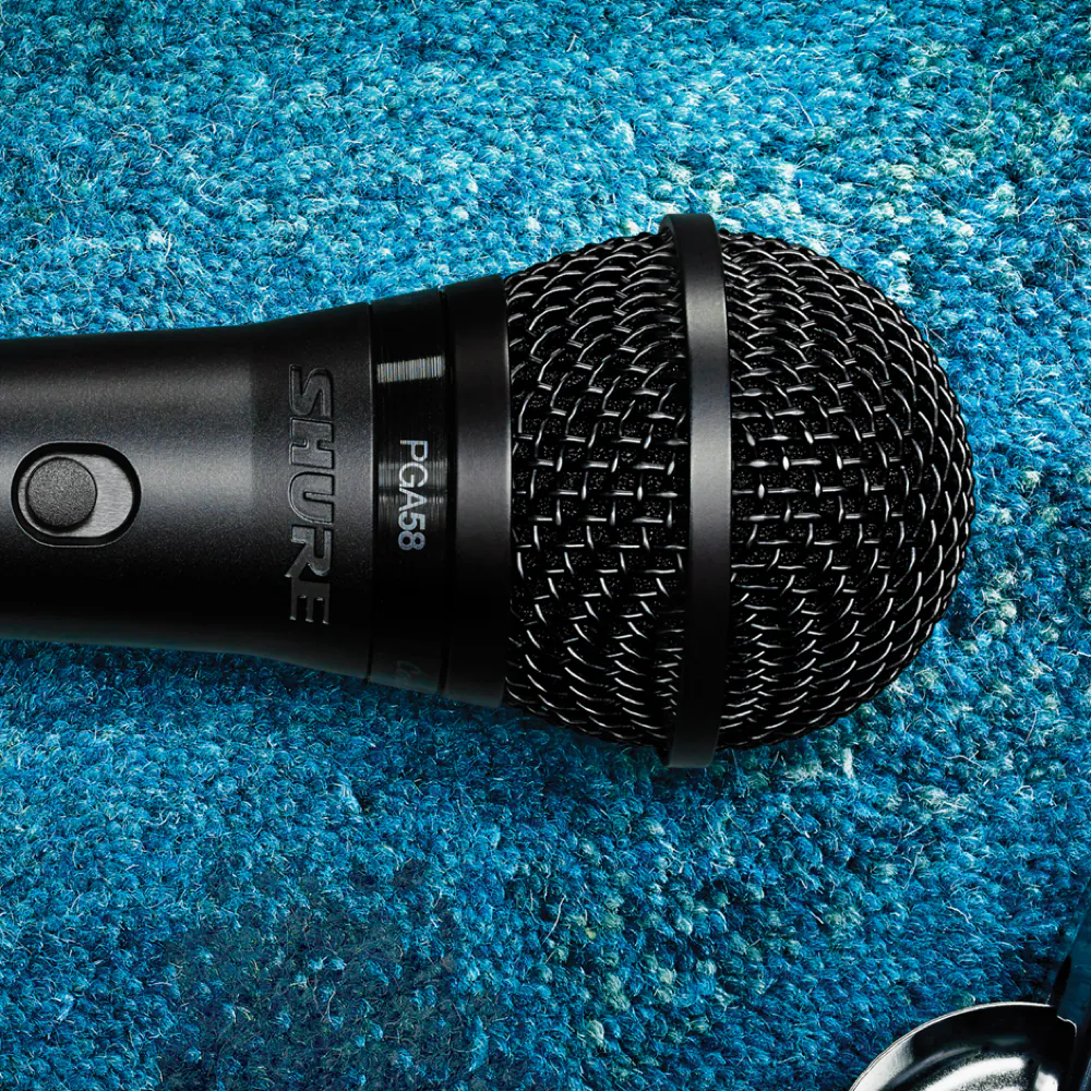 Shure PGA58-XLR gövdesi: aç/kapa şalteri ve küresel çelik ızgara yakın çekim