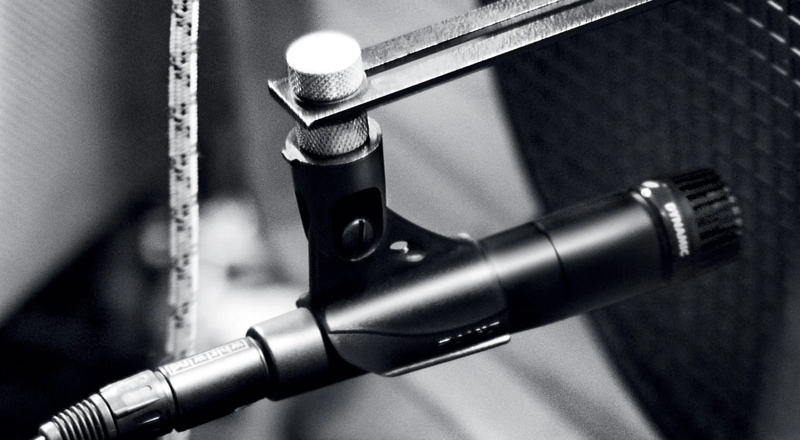 Shure SM57-LCE enstrüman mikrofonu gitar amfisi önünde yakın çekim