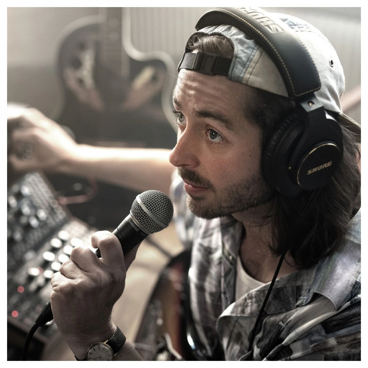 Shure SM58 kablolu dinamik mikrofon ile provada vokal