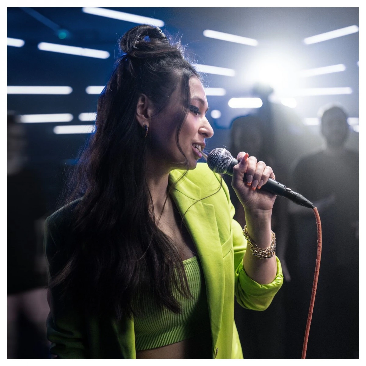 Shure SM58-LCE dinamik vokal el mikrofonu ile sahnede canlı performans