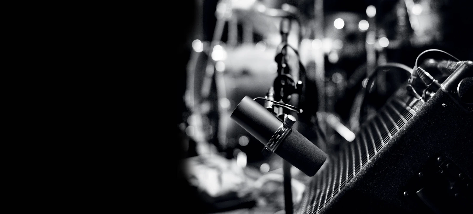 Shure SM7B ile yayın masasında konuşan kişi