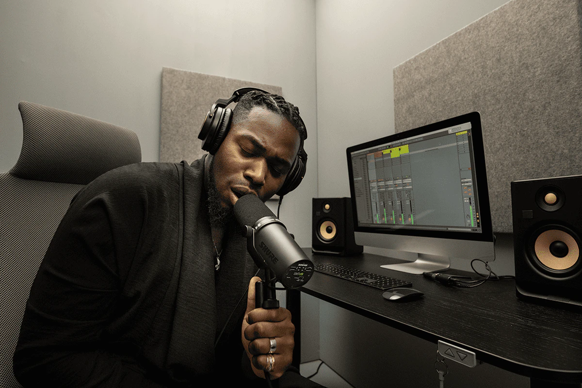 Shure SM7dB dinamik vokal mikrofonu ile stüdyoda kayıt